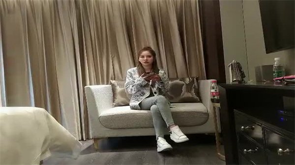 【网红实录】高马尾外围美女,牛仔裤下修长美腿小伙很满意